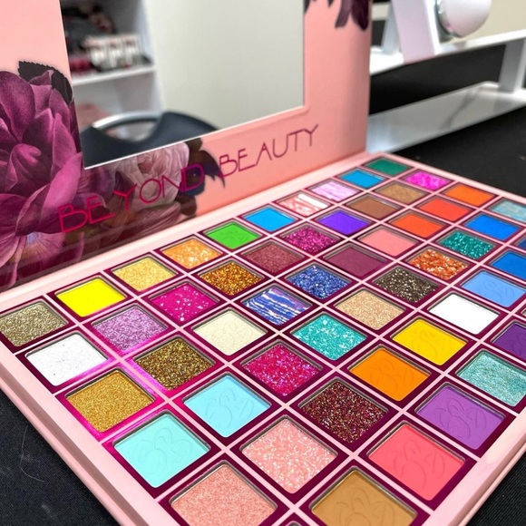 Makeup palette - Picture 2 of 3